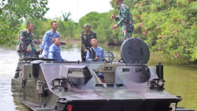 Uji kedap air Ranpur BTR 50 PM dari Yonranratfib 2 Mar. Foto: Ahmad Munawir - Menkav 2 Mar