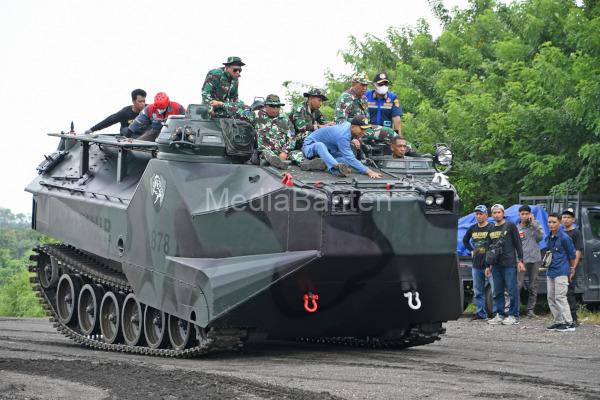 Yonranratfib 2 Mar Uji Fungsi Manuver Ranpur LVT di Darat - MediaBanten.Com