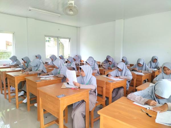 Suasana ujian kenaikan kelas di Ponpes Ardaniah. Foto: Elis Fitriani