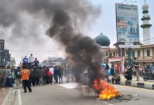 Pembakaran ban dan pemblokiran jalan warnai unjuk rasa tolak truk ODOL. foto: Daeng Yusvin
