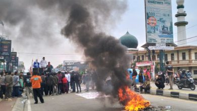 Pembakaran ban dan pemblokiran jalan warnai unjuk rasa tolak truk ODOL. foto: Daeng Yusvin