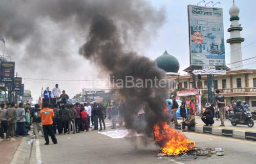 Pembakaran ban dan pemblokiran jalan warnai unjuk rasa tolak truk ODOL. foto: Daeng Yusvin
