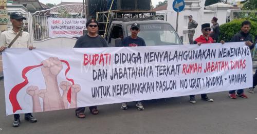 Unjuk rasa AMPD di Pendopo Bupati Serang. Foto: Yono