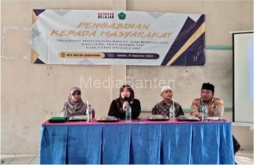 Unmba Banten membantu pembalajaran matematika berbasis web di SMP Pandeglang. Foto Nana Amdan