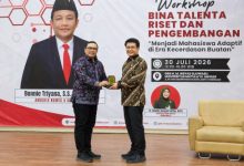Rektor Unma Banten, Prof Ardiansyah dan Bonie Triyana, anggota DPR RI. Foto Eko Supriatno