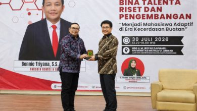 Rektor Unma Banten, Prof Ardiansyah dan Bonie Triyana, anggota DPR RI. Foto Eko Supriatno