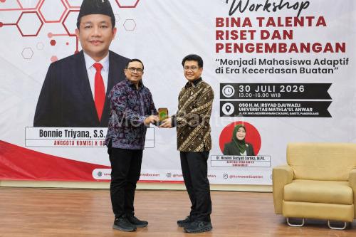 Rektor Unma Banten, Prof Ardiansyah dan Bonie Triyana, anggota DPR RI. Foto Eko Supriatno