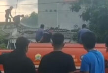 upaya pemadaman api kebakaran di Perumahan Taman Alam Lestari Taktakan, diduga pembakar rumah itu orang gila.