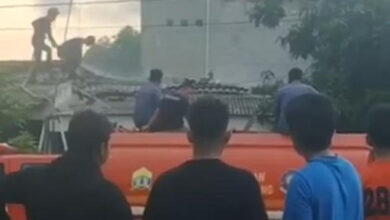 upaya pemadaman api kebakaran di Perumahan Taman Alam Lestari Taktakan, diduga pembakar rumah itu orang gila.