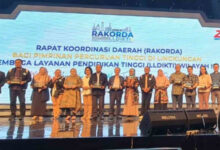 UPH menerima 2 penghargaan pada Rakorda LLDIKTI wilayah 3. Foto: Humas UPH