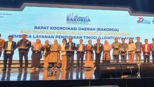 UPH menerima 2 penghargaan pada Rakorda LLDIKTI wilayah 3. Foto: Humas UPH