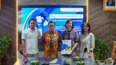 Penyerahan surat keputusan Prodi Biologi FIP UPH. Foto: PR UPH
