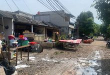 Warga Perum Garden City menjemur barang yang terkena banjir. Foto: Antara