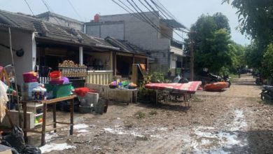 Warga Perum Garden City menjemur barang yang terkena banjir. Foto: Antara