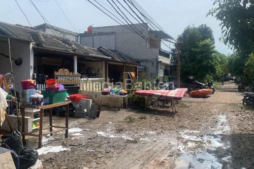 Warga Perum Garden City menjemur barang yang terkena banjir. Foto: Antara