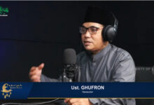 Ustad Ghufron memberikan tausyiah.