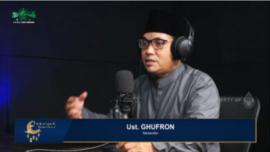 Ustad Ghufron memberikan tausyiah.