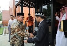 Pj Gubernur Banten, Ucok Abdul Rouf Damenta hadiri proosi doktor Ustaz Adi Hidayat. Foto: Biro Adpim Pemprov Banten