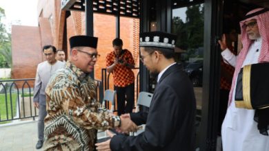 Pj Gubernur Banten, Ucok Abdul Rouf Damenta hadiri proosi doktor Ustaz Adi Hidayat. Foto: Biro Adpim Pemprov Banten