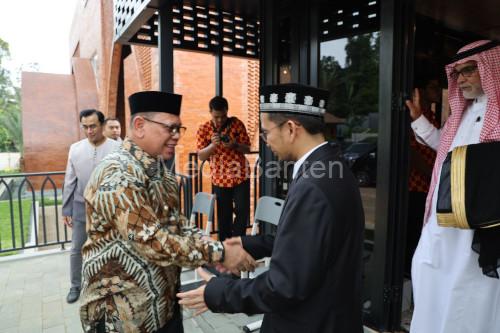 Pj Gubernur Banten, Ucok Abdul Rouf Damenta hadiri proosi doktor Ustaz Adi Hidayat. Foto: Biro Adpim Pemprov Banten