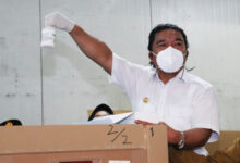 Pj Gubernur Banten, Al Muktabar memperlihatkan salah satu vaksin yang diimpor dari Perancis. Foto: Biro Adpim Banten