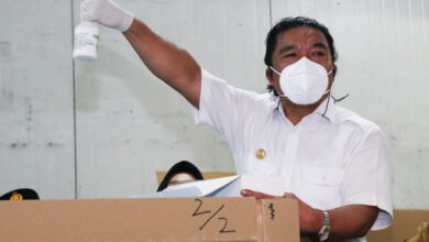 Pj Gubernur Banten, Al Muktabar memperlihatkan salah satu vaksin yang diimpor dari Perancis. Foto: Biro Adpim Banten