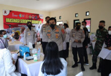 Kapolres Serang, AKBP Yudha Satria meninjau vaksinasi massal Covid 19 di Kopo.