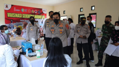 Kapolres Serang, AKBP Yudha Satria meninjau vaksinasi massal Covid 19 di Kopo.