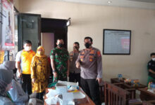 Kapolres Serang, AKBP Yudha Satri meninjau vaksinasi massal presisi di Mapolsek Kragilan.