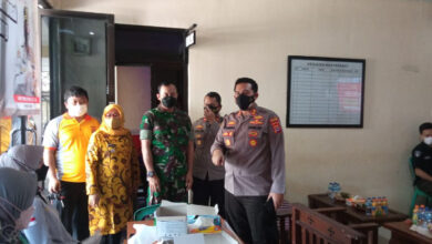 Kapolres Serang, AKBP Yudha Satri meninjau vaksinasi massal presisi di Mapolsek Kragilan.