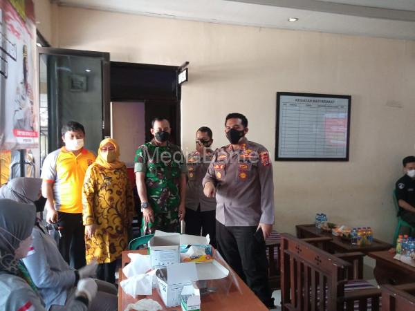Kapolres Serang, AKBP Yudha Satri meninjau vaksinasi massal presisi di Mapolsek Kragilan.