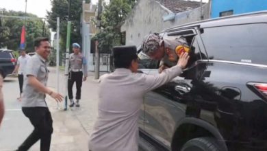 Aksi AKBP Condro Sasongko dalam video kocak Kapolres Serang di akun Tiktok. Foto: Yono