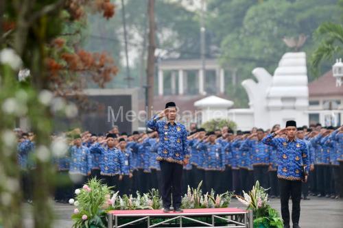 Wakil Bupati Serang, Najib Hamas menjadi inspektur upacara peringatan Hari Sumpah Pemuda. Foto Arief Soleh