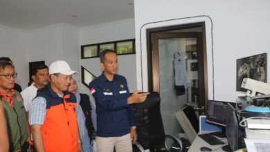 Wabup Serang, M Najig Hamas mengungji Pos Pengamtan Gunung Anak Krakatau. Foto Antara