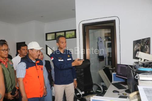 Wabup Serang, M Najig Hamas mengungji Pos Pengamtan Gunung Anak Krakatau. Foto Antara