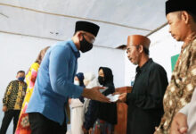 Andika membagikan zakat ASN Pemprov Banten kepada guru ngaji dan marbon.
