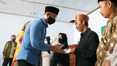 Andika membagikan zakat ASN Pemprov Banten kepada guru ngaji dan marbon.