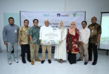 Penyerahan dana wakaf dari asuransi AXA Mandiri Life. Foto: Dompet Dhuafa