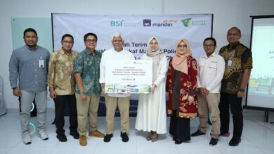 Penyerahan dana wakaf dari asuransi AXA Mandiri Life. Foto: Dompet Dhuafa