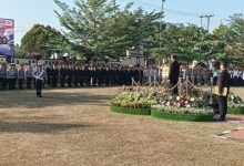Wakapolres Serang, Kompol A Surya K memimpin upacara Har Bhayangkara ke-80. Foto Yono