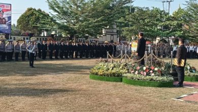 Wakapolres Serang, Kompol A Surya K memimpin upacara Har Bhayangkara ke-80. Foto Yono