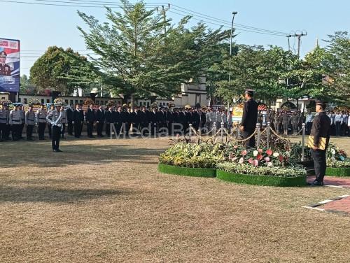 Wakapolres Serang, Kompol A Surya K memimpin upacara Har Bhayangkara ke-80. Foto Yono