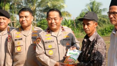 Wakapolda Banten, Brigjen Pol Hendra Wirawan menyerahkan bantuan ke kelompok tani di Sukarame. Foto Antara