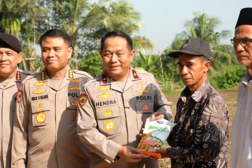 Wakapolda Banten, Brigjen Pol Hendra Wirawan menyerahkan bantuan ke kelompok tani di Sukarame. Foto Antara