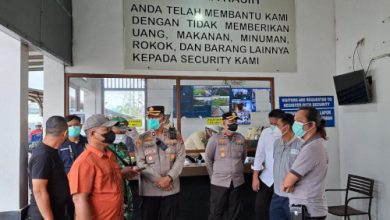 Forkopimda Cilegon meninjau lokasi Pabrik Kimia MMCI usai terjadi ledakan. Foto Daeng Yusvin