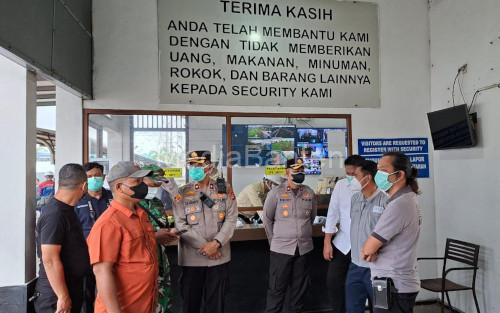 Forkopimda Cilegon meninjau lokasi Pabrik Kimia MMCI usai terjadi ledakan. Foto Daeng Yusvin