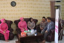 Wakapolres Cilegon, Kompol M Ridzky Salatun mengunjungi salah satu purnawirawan Polri. Foto Daeng Yusvin