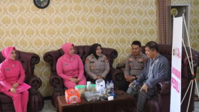 Wakapolres Cilegon, Kompol M Ridzky Salatun mengunjungi salah satu purnawirawan Polri. Foto Daeng Yusvin