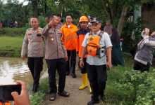 Wakapolres Serang, Kompol Andri Surya K meninjau banir Pamarayan. Foto Yono