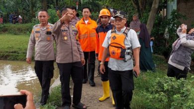 Wakapolres Serang, Kompol Andri Surya K meninjau banir Pamarayan. Foto Yono